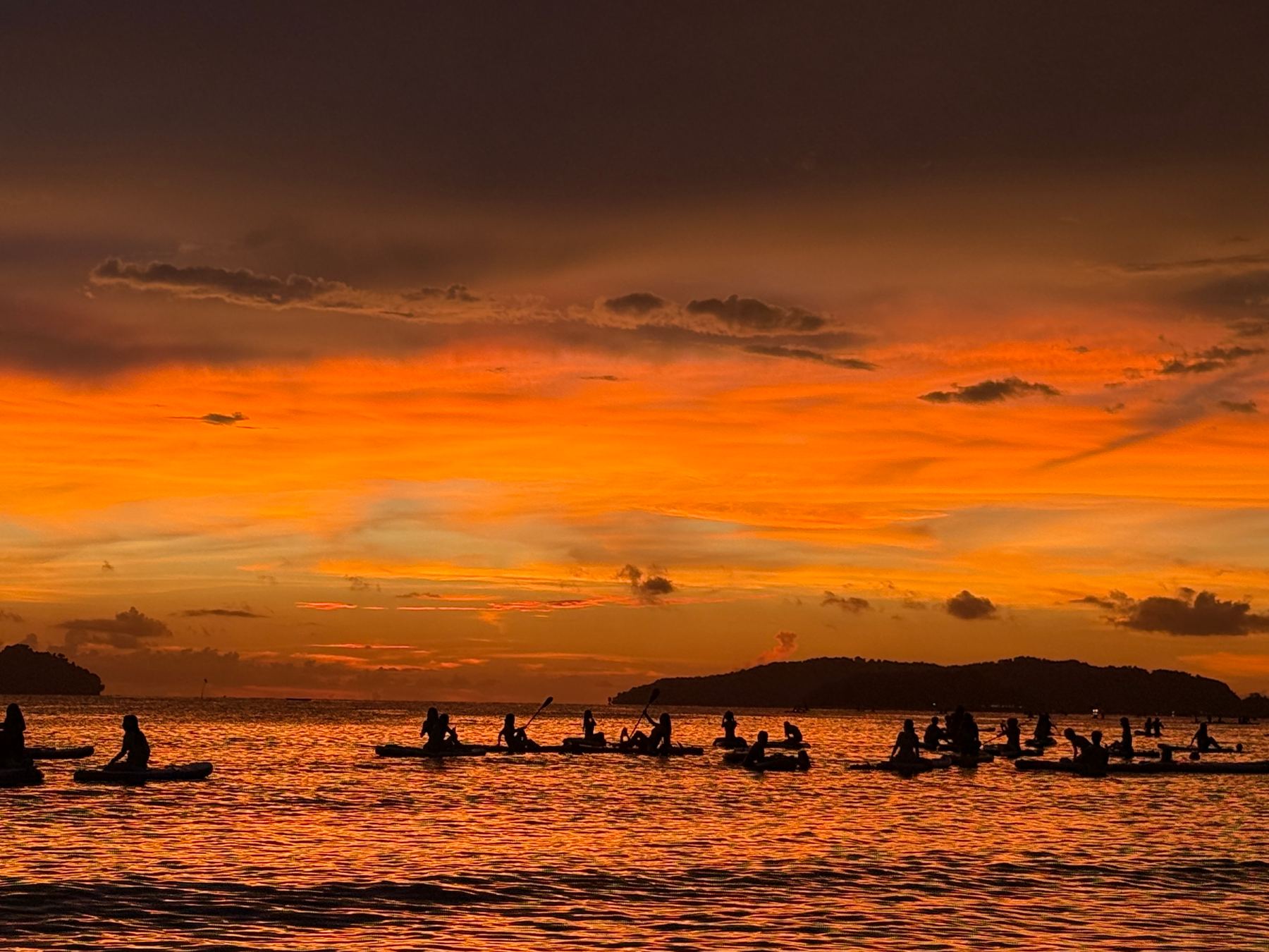 Pantai Tanjung Aru dengan matahari terbenam